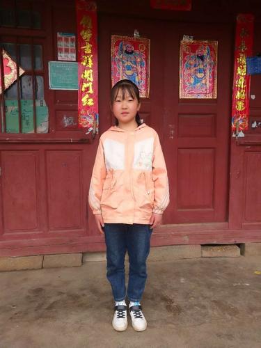 她,叫阮雨婷,今年10岁,云南省广南县杨柳井乡海子小学3年级学生,在班