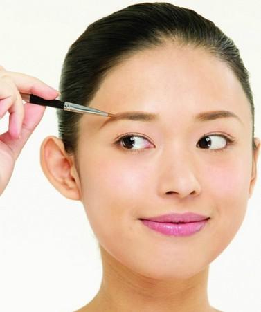 眉毛的形状和粗细也会影响一个人的运势,现在很多女人都会去修眉和
